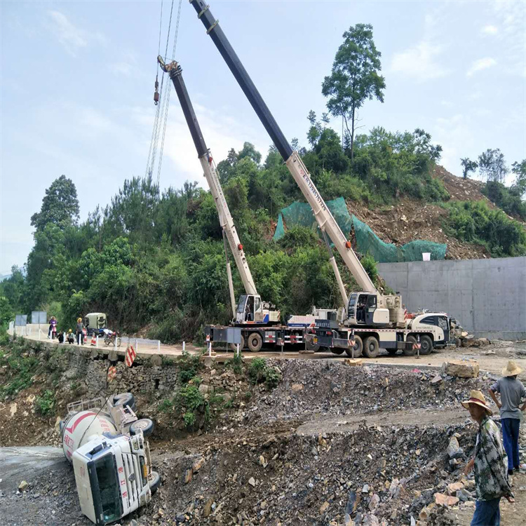 营山汽车掉沟里叫吊车救援要多少钱
